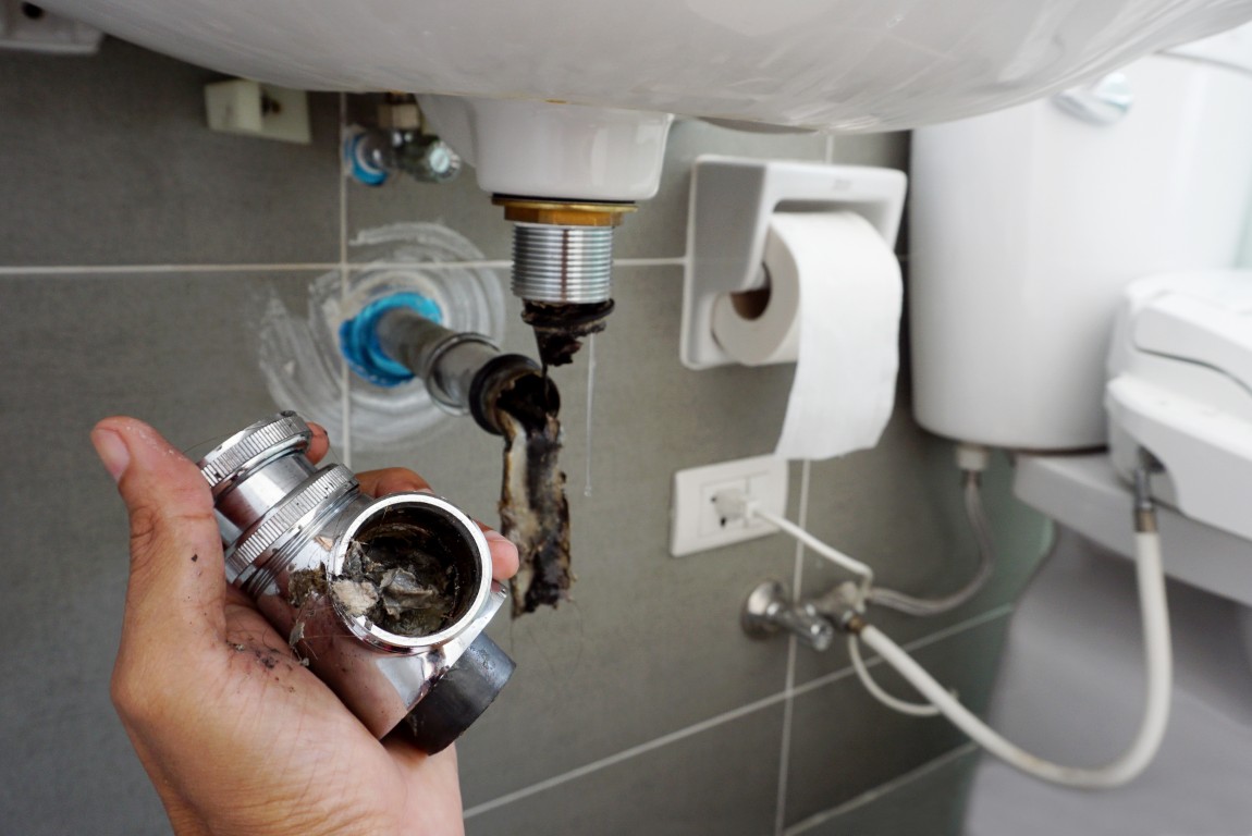 Hand,Of,Plumber,Holding,Joints,And,Connections,Of,Basin,Or