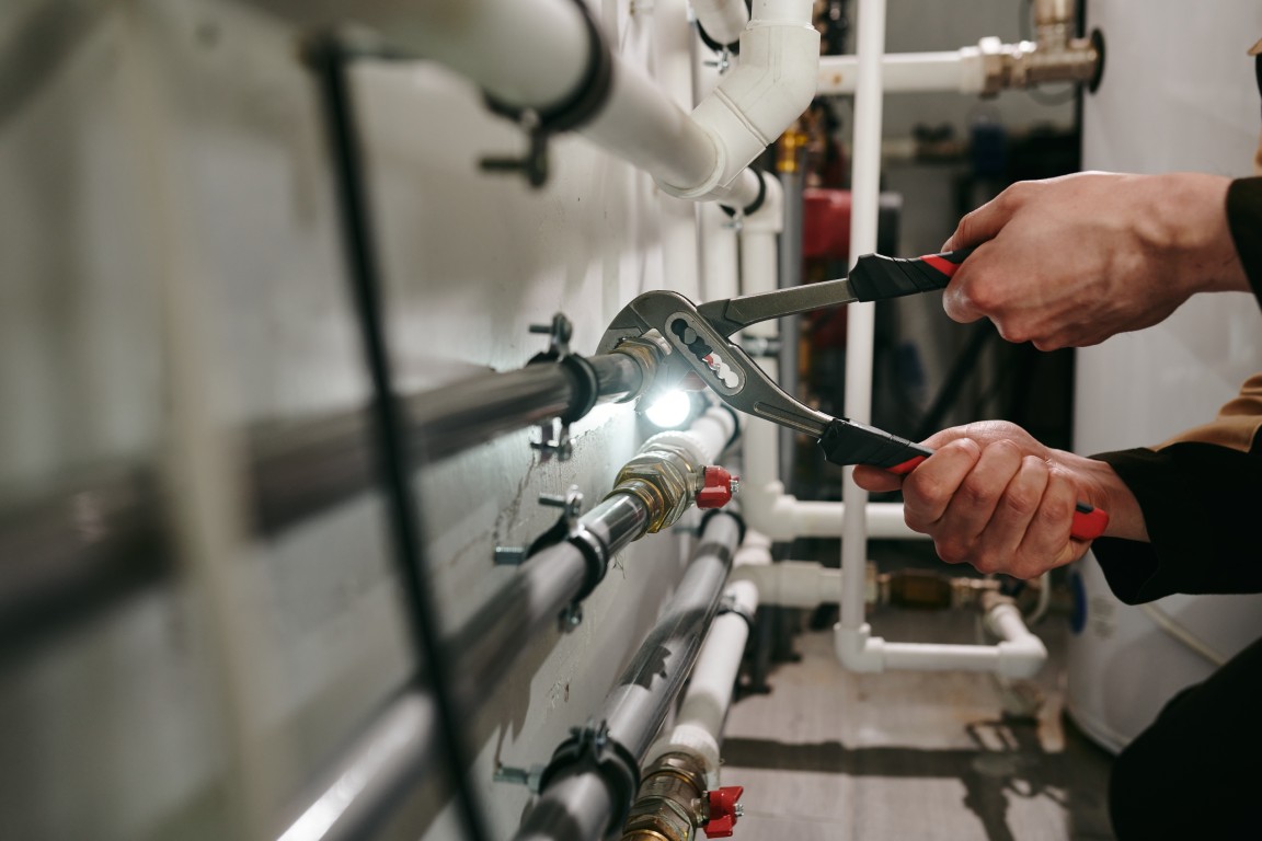 Hands,Of,Technician,Or,Plumber,Repairing,Broken,Pipes,In,Toilet