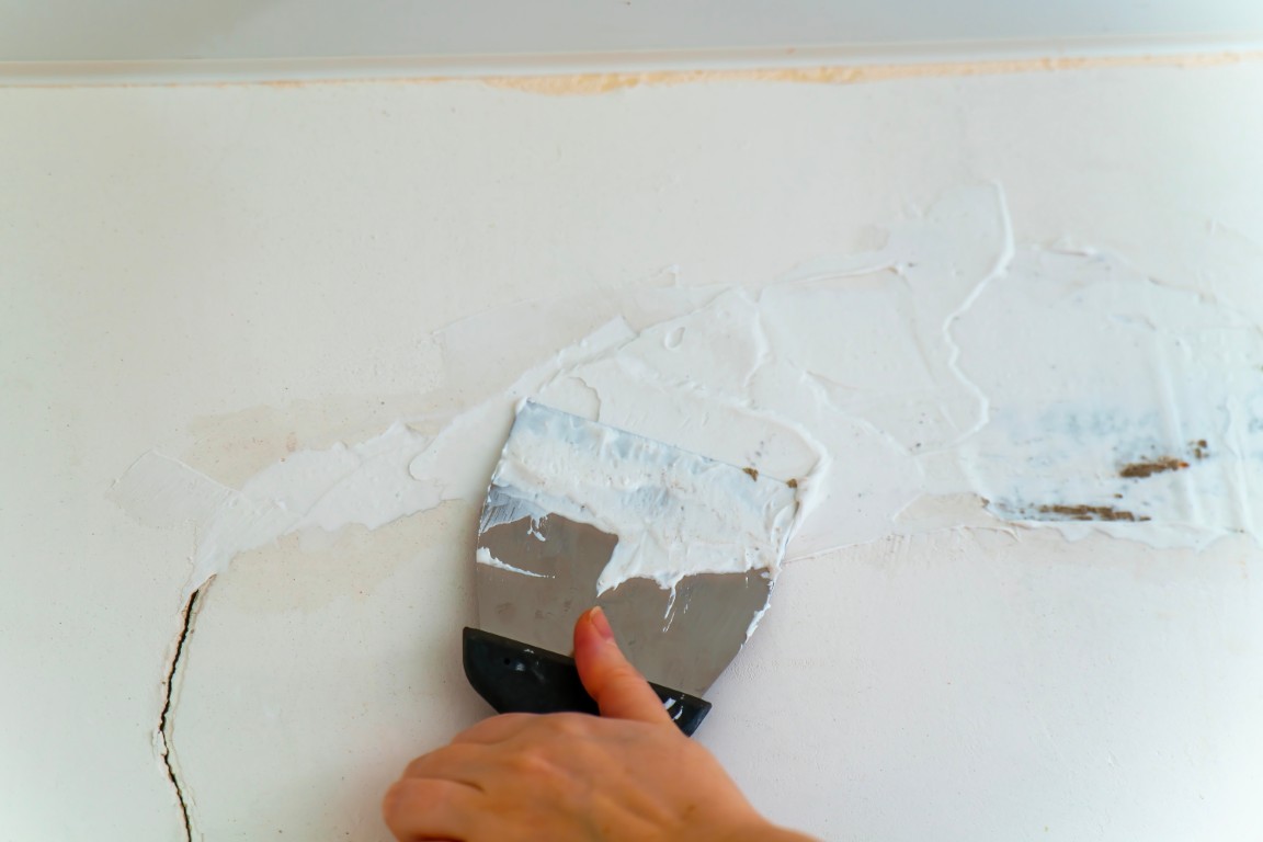 Repairing,Crack,Wall,With,Trowel,And,Putty